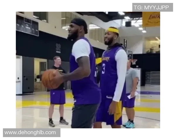 姚明亲临男篮赛场展现风采球迷热情高涨共同见证篮球盛宴